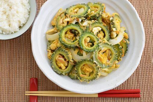 竹塗箸 赤黄箸(うめーし)10膳入 使用イメージ(ゴーヤーチャンプルーと赤黄箸)