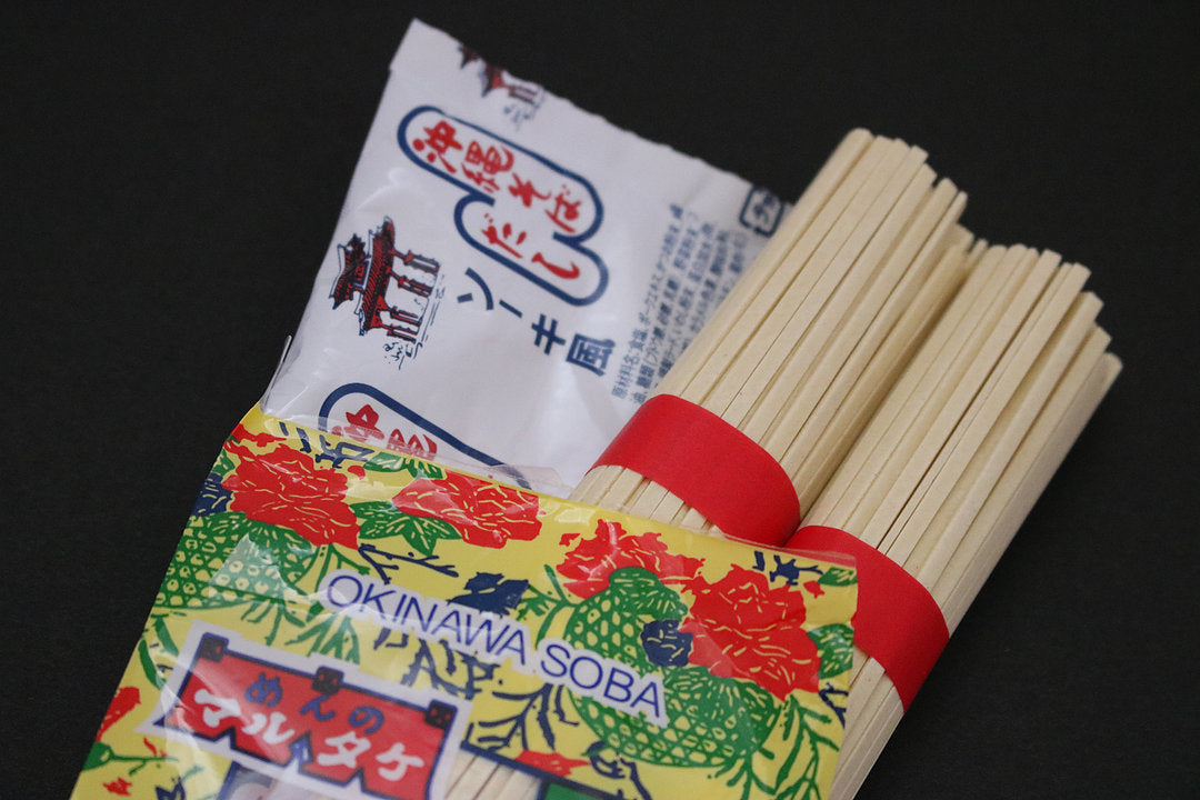 沖縄そば 2食分 だし(粉末スープ)付 守礼の邦 マルタケ 開封イメージ(乾麺と粉末スープ)