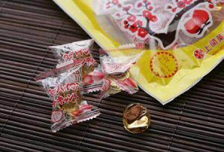スッパイマン 梅キャンディー 400g (約60個入) 上間菓子店 個包装と飴(中身)