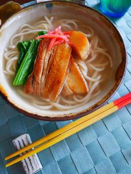 竹塗箸 赤黄箸(うめーし)10膳入 使用イメージ(沖縄そばと赤黄箸)